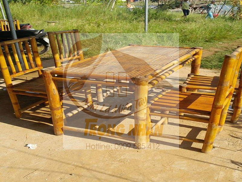 Bàn ghế tre quán nhậu tại Nhà Lá Miền Tây có những ưu điểm nổi bật nào?