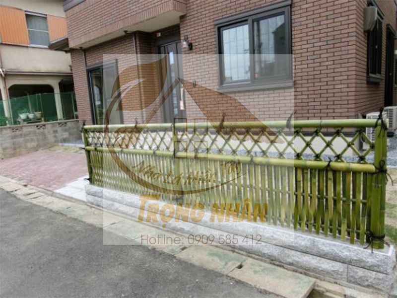 Hàng rào tre được làm từ tre trưởng thành và Nhà Lá Trọng Nhân cam kết đảm bảo chất lượng cao nhất