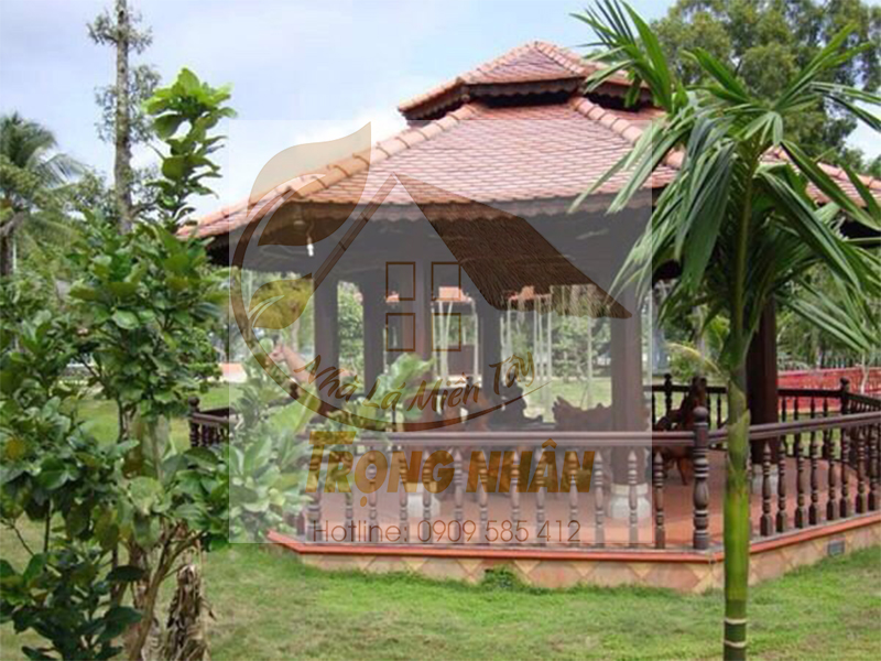 Nhà chòi hình ngũ giác gồm bốn cột trụ và sáu vì kèo tạo thành mái nhà
