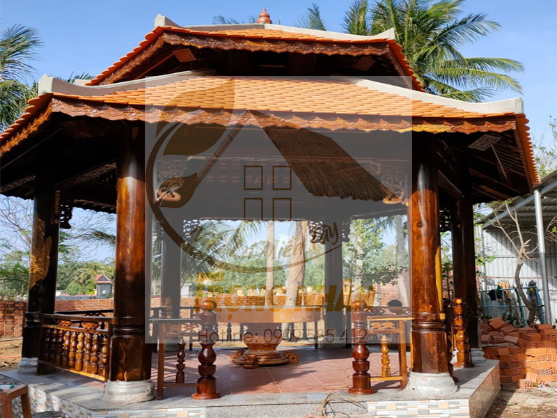Các chòi gỗ cạnh hồ bơi thường được lợp bằng ngói đỏ